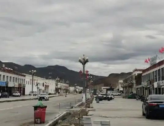 措勤县达雄乡夏东村街景