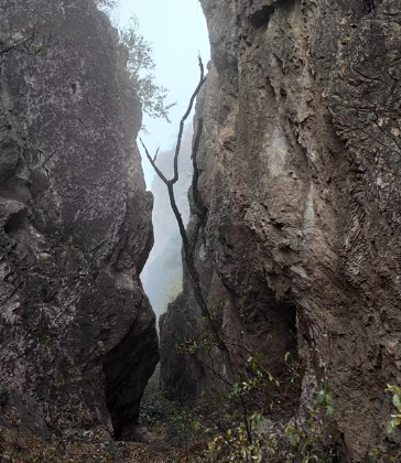 北京珍珠泉乡仓米道村夹山石