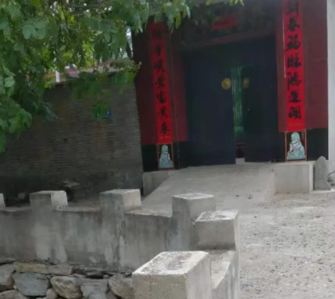 下冶镇前凹村一农户门前图片