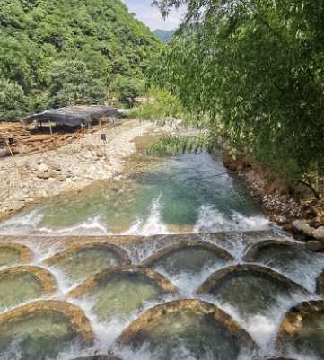 龙头山乡陈坊村小溪流图片