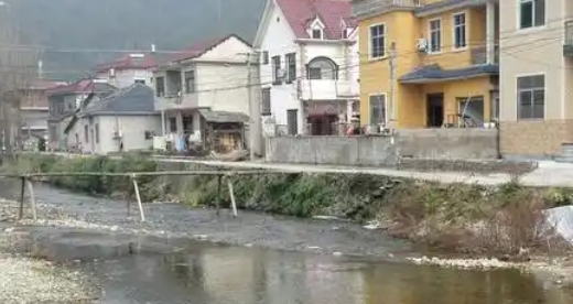 龙头山乡河村社区沿河民居图片