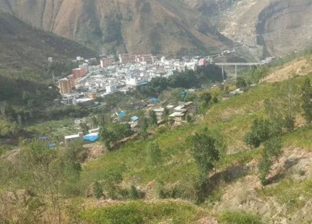 雷波县卡哈洛乡处于大山沟里的羿子村图片